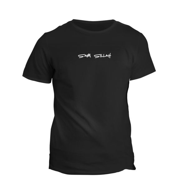 Schwarzes T-Shirt mit Sam Sillah Schriftzug in weiß auf der Vorderseite